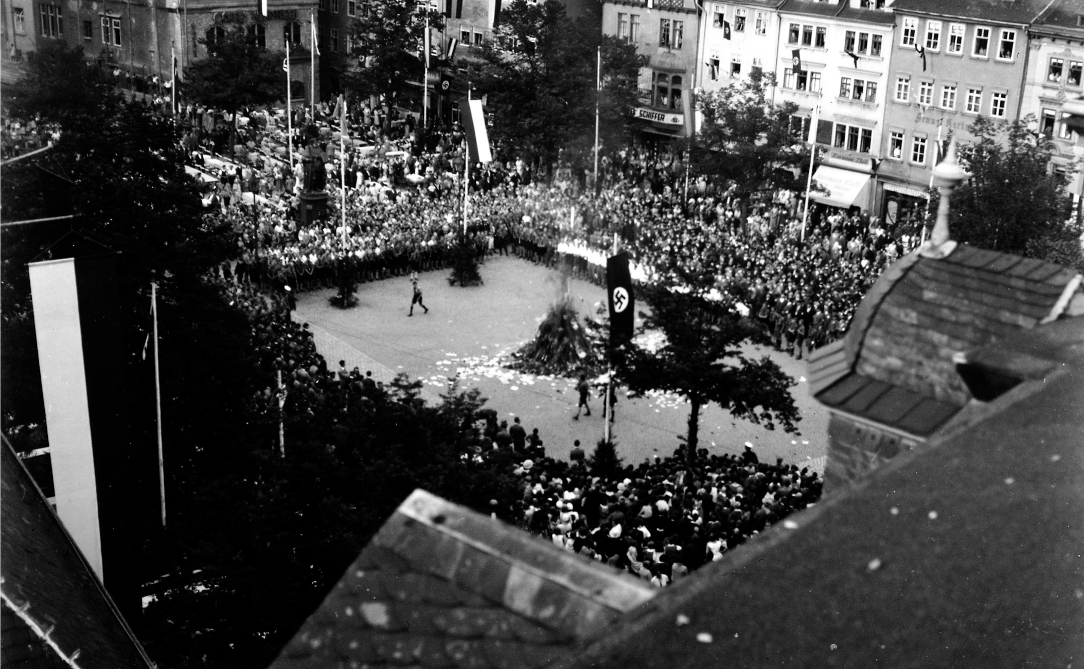 Am 26. August 1933 verbrannten Hitlerjugend und NSDAP-Betriebszellenorganisation Bücher und rote Fahnen auf dem Markt in Jena, um ein Jahr nationalsozialistische Regierungsübernahme in Thüringen zu feiern.