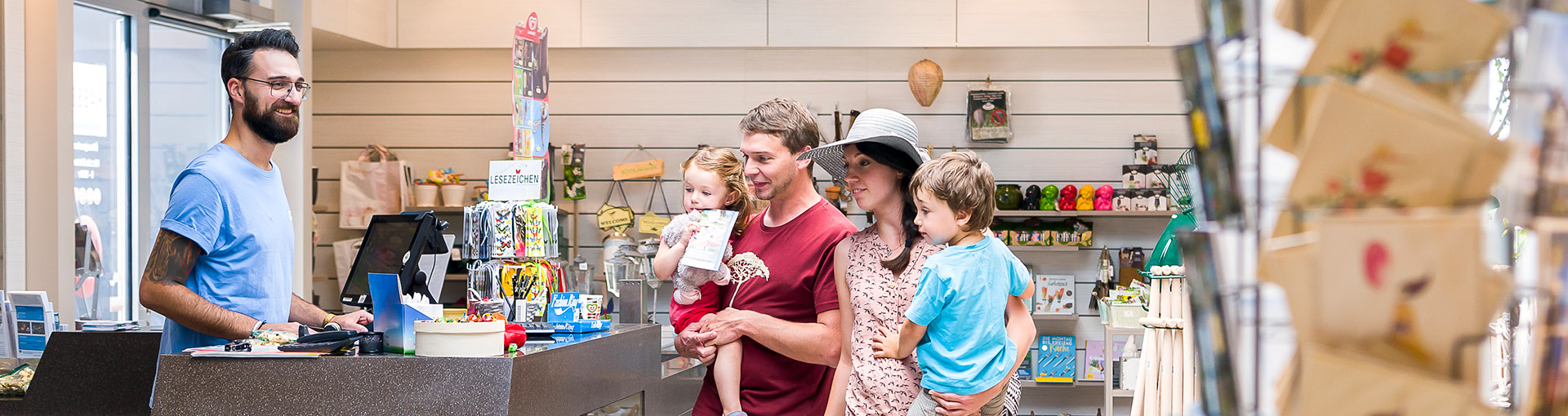 Familie im Besucherzentrum