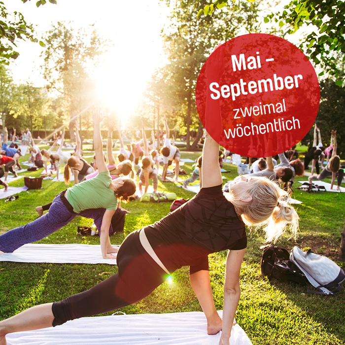 Menschen praktizieren Yoga im egapark