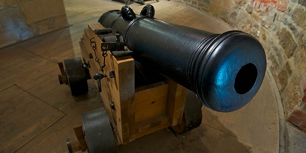 Foto mit historisches Gesch&uuml;tz im Aussichtsturm des egaparks